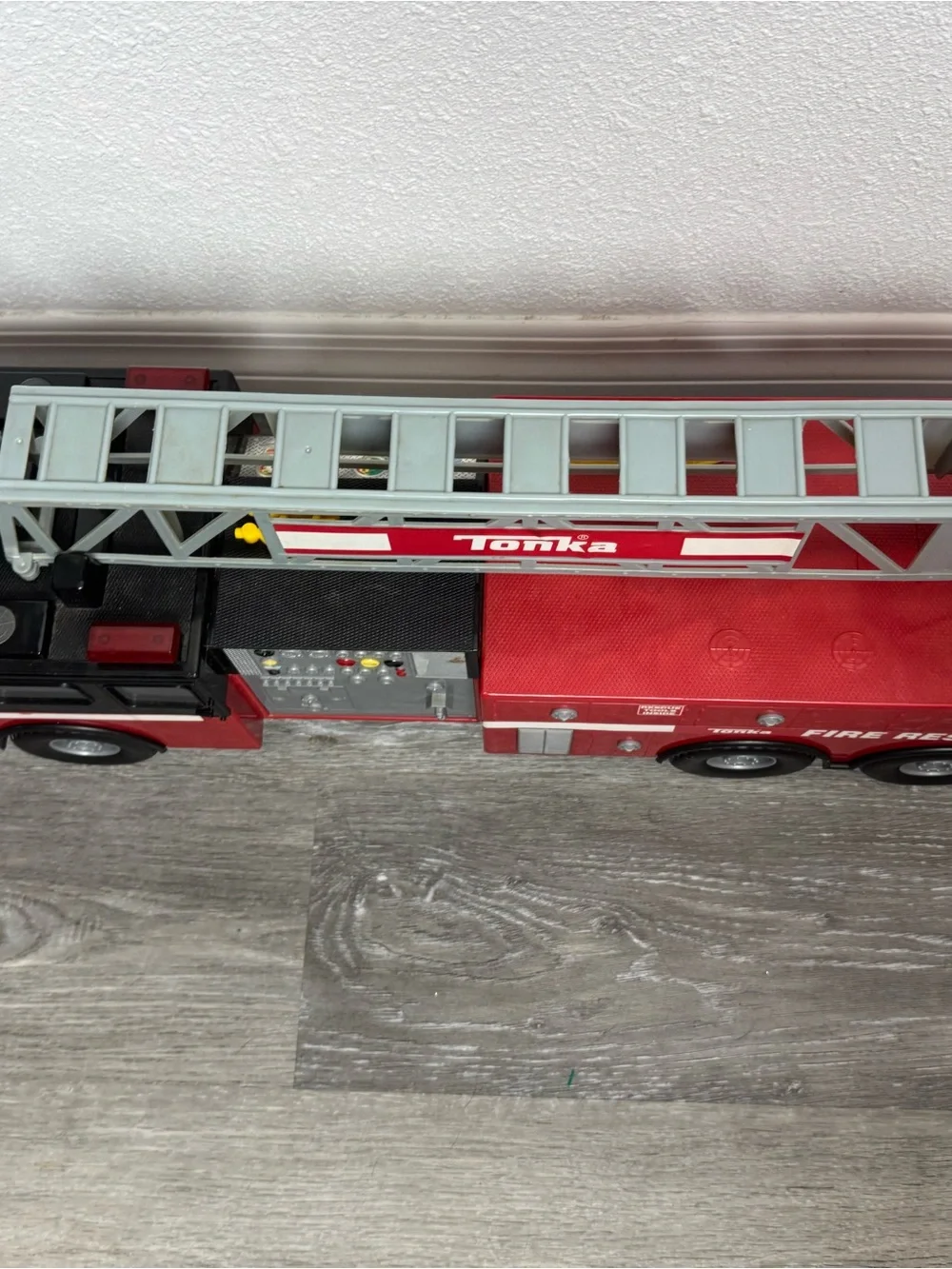 Vintage Tonka Supersized Fire Rescue Truck 308 w/ Ladder & working lights #05786